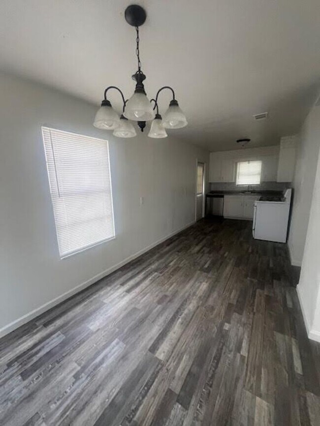 Foto del edificio - 3520 Pine Ave