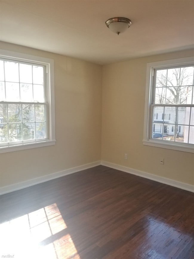 Building Photo - 2 br, 1.5 bath  - 12 Hilltop Rd 1L