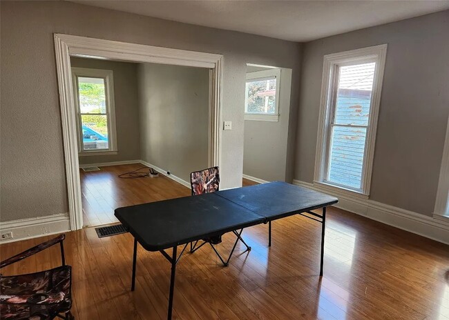 Building Photo - 905 Walnut St