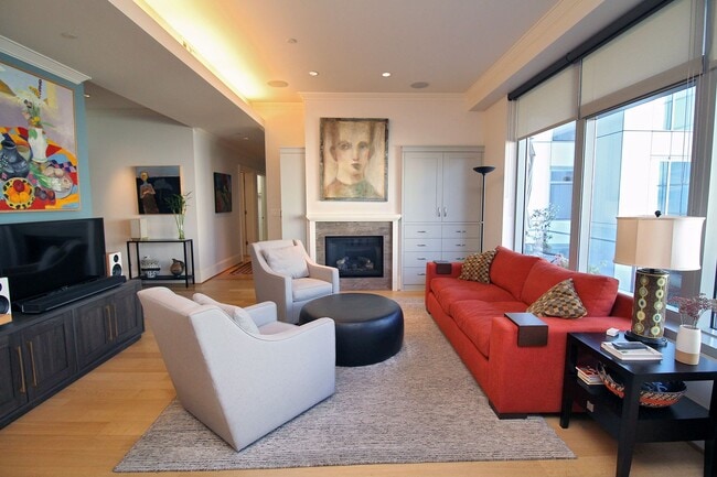Building Photo - Luxurious 2+ Bedroom/2 Bath Condo at the M...
