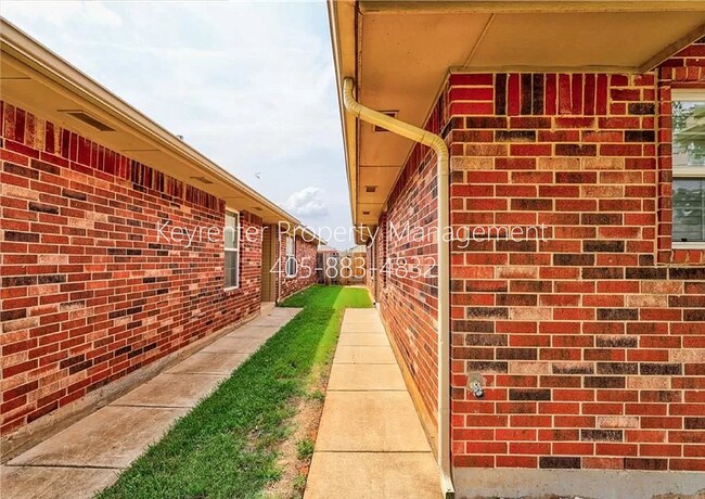 Foto del edificio - Gorgeous 3 bedroom 2 Bath and 2 Car Home in the Heart of Yukon