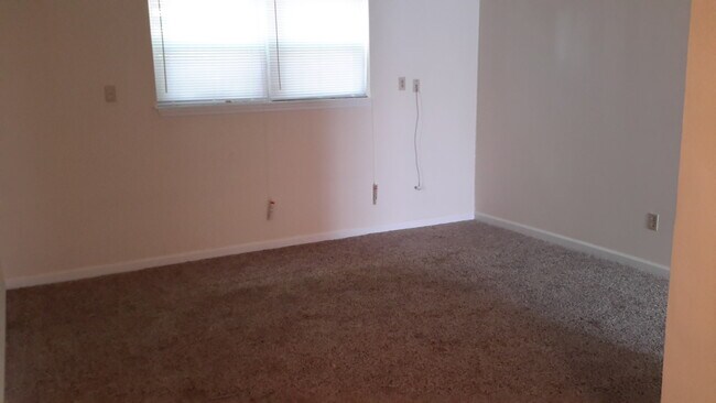 Building Photo - 746 Demaret Dr