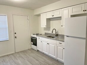 Building Photo - 605 N Stella Ave