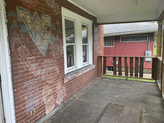 Building Photo - Large House - 5 Bedroom - Downtown - Avail...