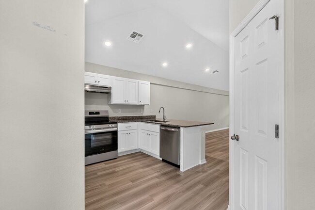 Building Photo - 2094 Hilton St