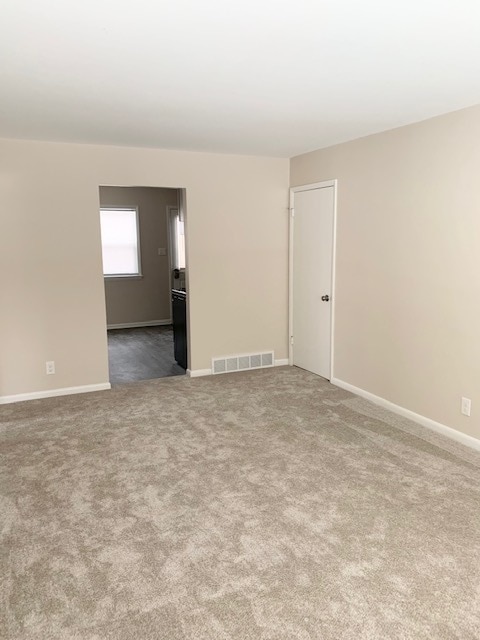 Foto del edificio - 240 W Laflin Ave