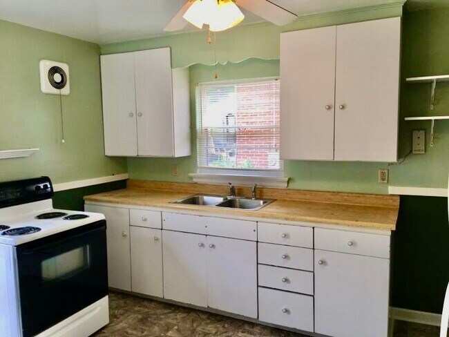 Foto del edificio - 2417 Brandon Ave SW