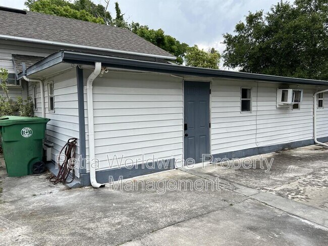 Building Photo - 611 E Plymouth Ave