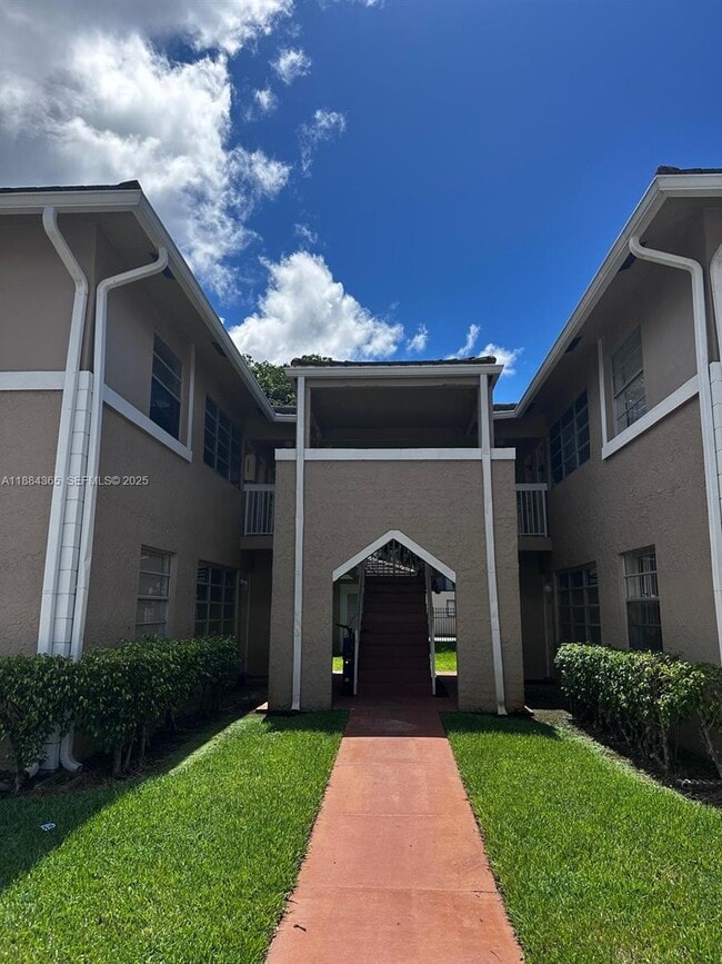 Building Photo - 10124 Twin Lakes Dr