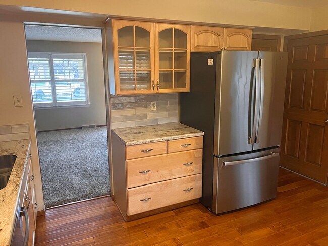 Building Photo - Beautiful 3 Bed 2 Bath Ranch Home with Ful...