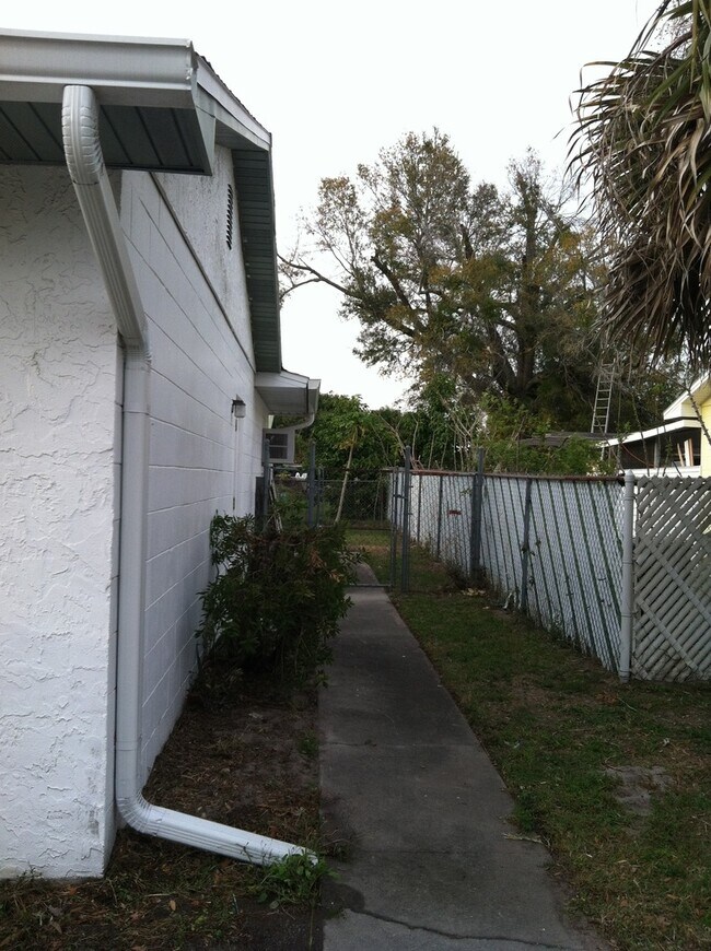 Building Photo - Nice spacious 3/2