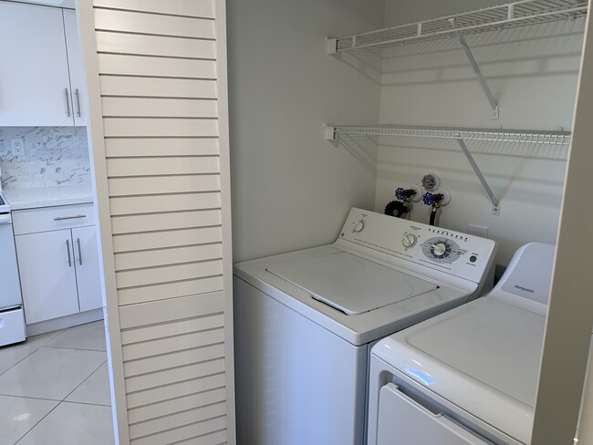 Lavadora y secadora de tamaño estándar - 281 W Park Dr