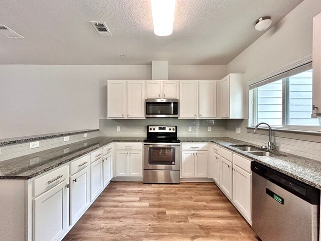 Building Photo - Bright & Spacious 2 Bed, 1.5 Bath in Austin!