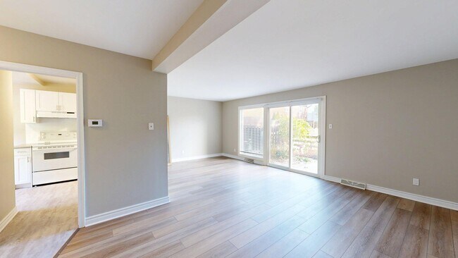 Photo du bâtiment - NEWLY RENOVATED AND SPACIOUS 3 BEDROOM TOW...