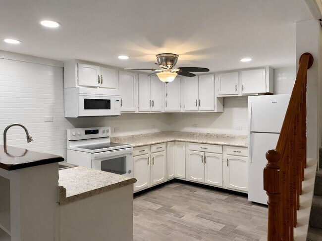 Foto del edificio - Private 4 Bedroom 1 Bathroom Townhome in East Hempfield Township!