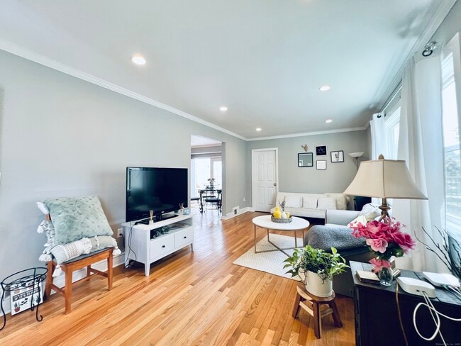 Building Photo - 33 Elm Tree Pl