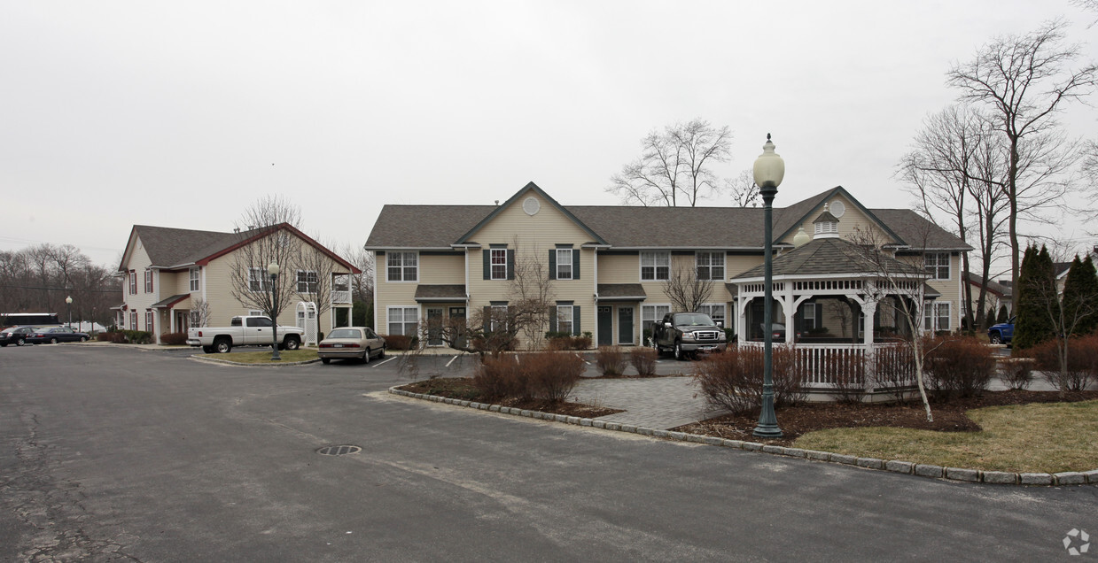 Building Photo - Main Street Gardens