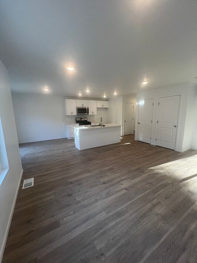 Foto del edificio - Beautiful spacious 3 bedroom, 2.5 bathroom house located in Cedar City!