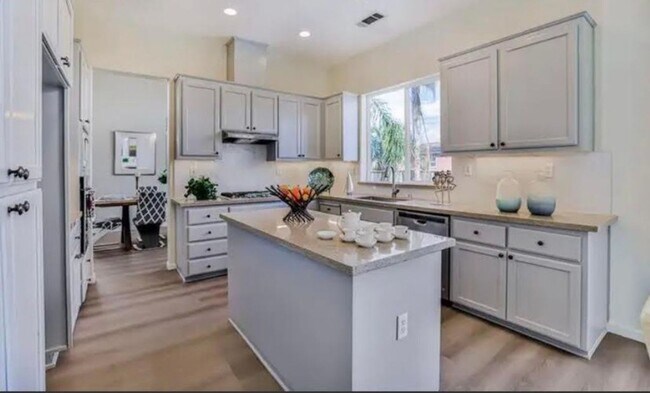 Foto del edificio - Extremely rare 6 bedroom home! Very desira...