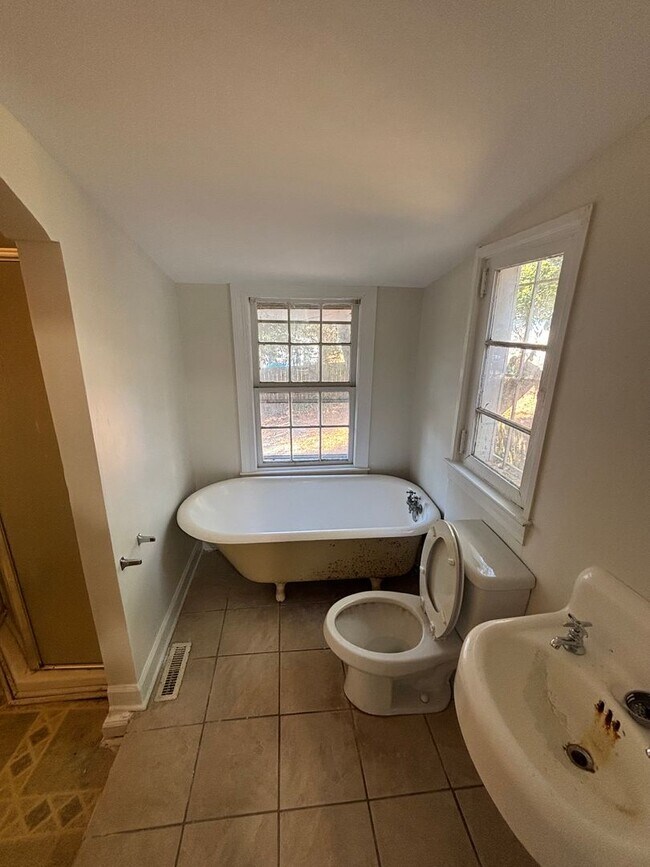 Foto del edificio - Simple 1BR/1BA Home Only $850/Month