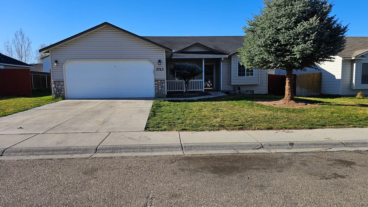 Primary Photo - Nampa Home with Open Floor Plan!