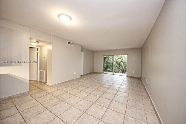 Foto del edificio - 6886 N Kendall Dr