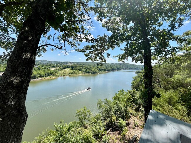 Building Photo - Gorgeous Home on the White River!!