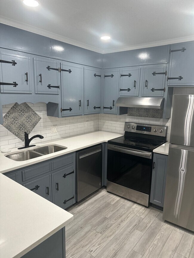 Foto del edificio - Beautifully Remodeled 4Bed/2.5Bath Townhome