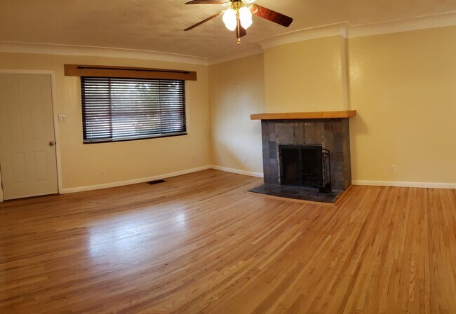 Building Photo - Nice 3 Bedroom, 2 Bathroom, 2 Car Garage a...