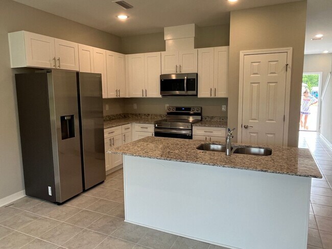 Foto del edificio - BRAND NEW 3 BED 2.5 BATH TOWNHOMES!