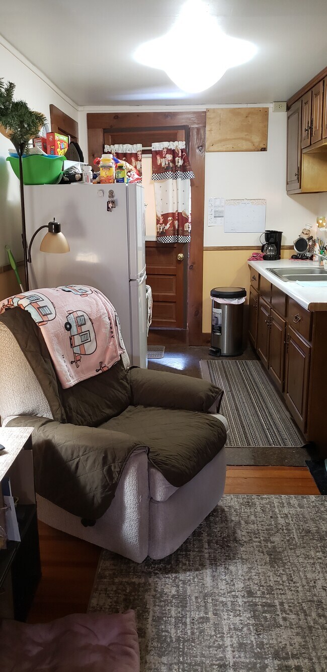 Sala de estar vista desde la puerta del dormitorio - 75 Court St