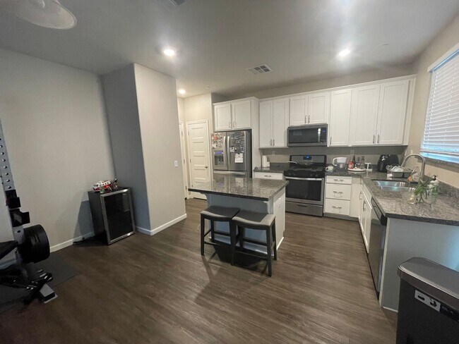 Foto del edificio - Beautiful 3/2.5 townhome in Elk Grove!