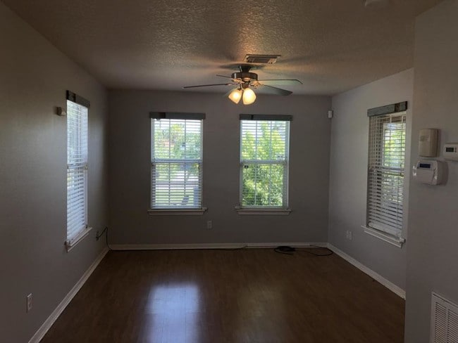 Building Photo - 1307 S Live Oak