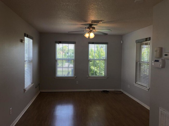 Foto del edificio - 1307 S Live Oak