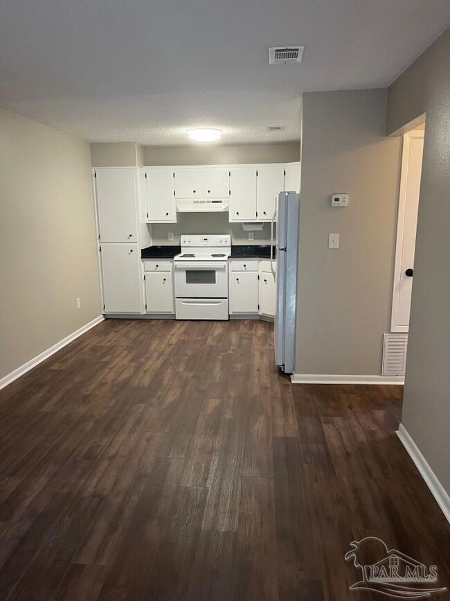 Foto del edificio - 3202 Redwood Ln