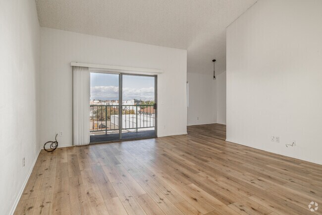 1 habitación, 1 baño - 850-900 pies cuadrados - Sala de estar - City View Apartments