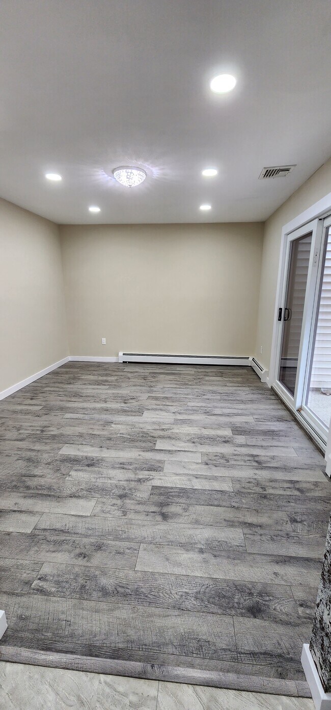 Building Photo - 100 Sandpiper Ln