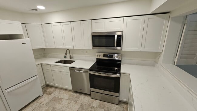 Building Photo - 5715 Brewer House Cir