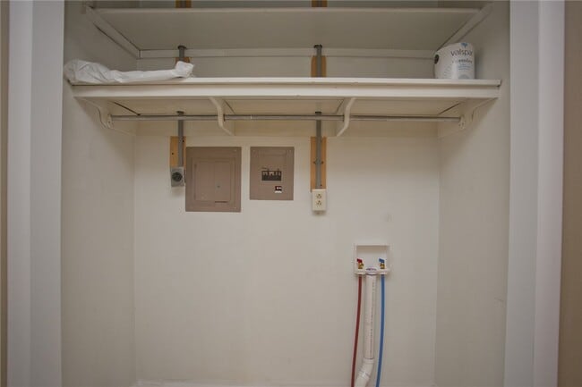 Building Photo - 33 Sheneman Dr