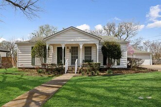 Building Photo - 903 Live Oak St