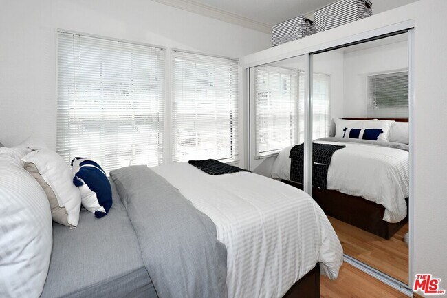 Foto del edificio - 26 Breeze Ave
