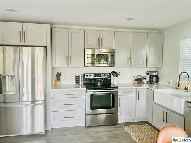 Foto del edificio - 2495 Lakeshore Dr