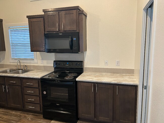 Foto del edificio - 5215 Crestway Rd