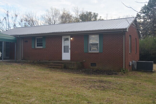 Building Photo - 3 Bedroom 2 Bath located in Lillington