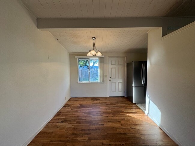 Building Photo - Charming Seaside Home on Quiet Cul-de-Sac