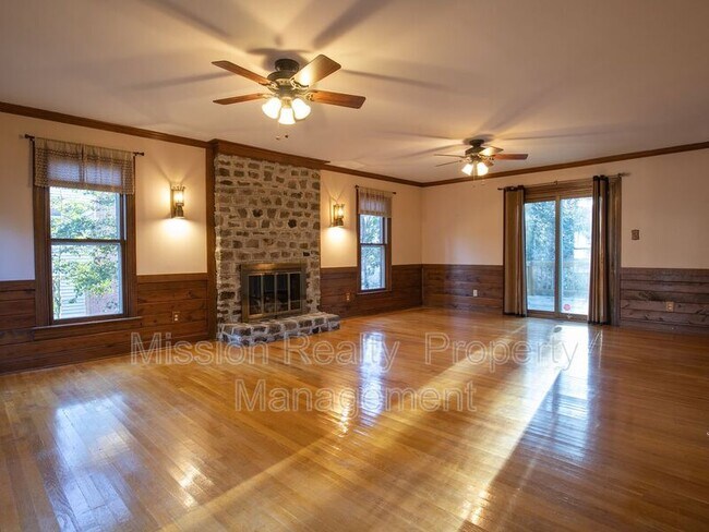 Foto del edificio - 4266 Roundhill Dr