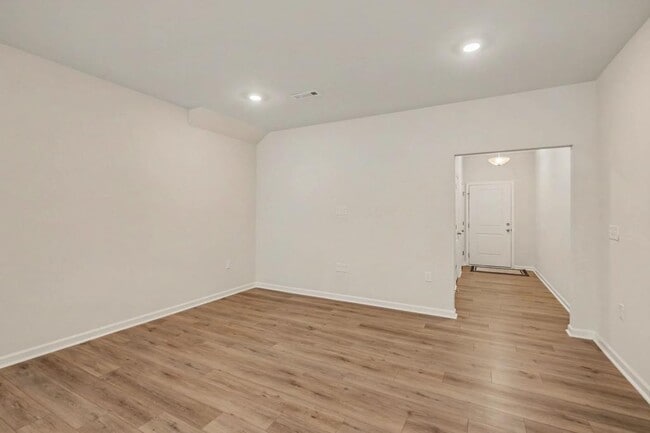 Foto del edificio - 909 Falls Grove Trl