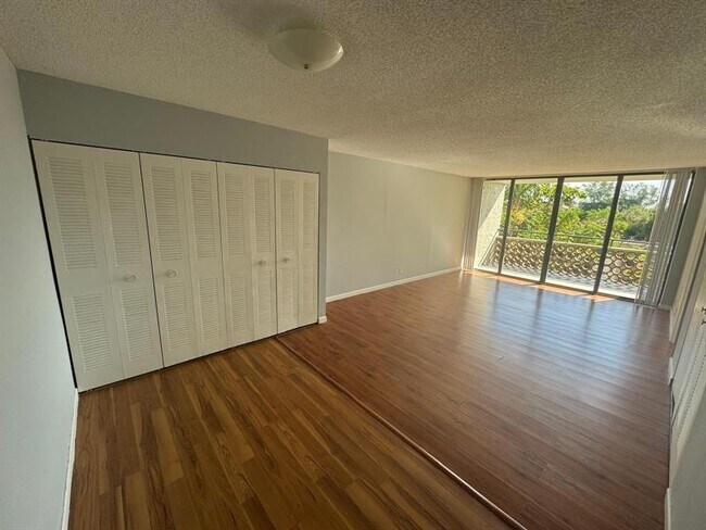 Foto del edificio - 4222 Inverrary Blvd
