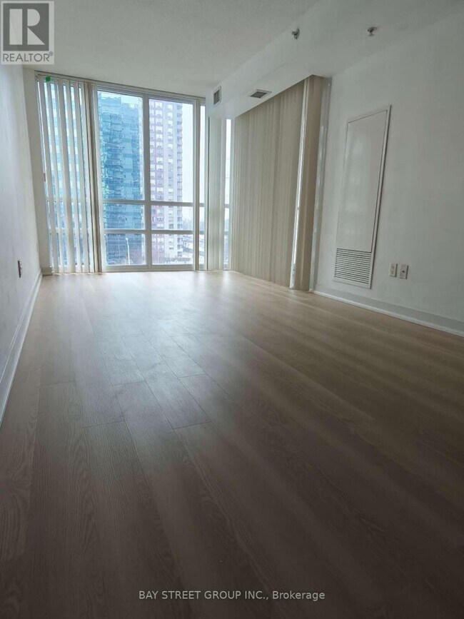 Photo du bâtiment - 5740 Yonge St