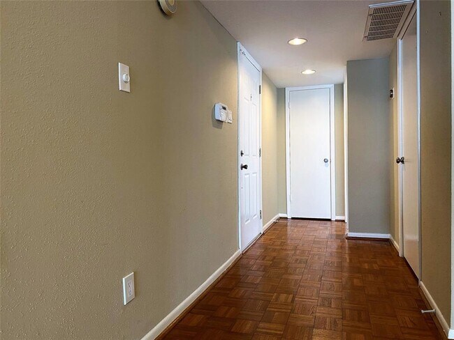 Building Photo - 751 Bering Dr